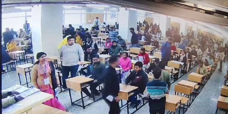 Bihar Paper Leak Drama: Chaos Erupts as BPSC Aspirants Snatch and Tear Question Papers in Exam Hall socialdiary.jpg