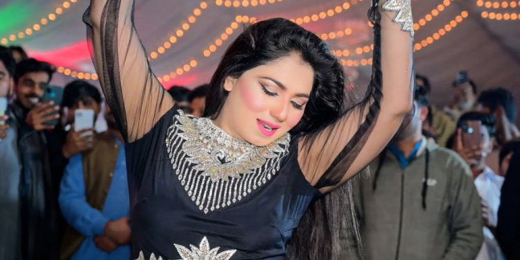 mehak-malik-vulgar-dance