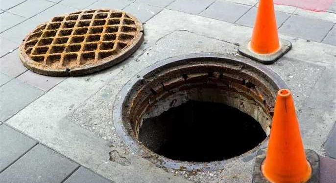 what-is-manhole-cleanup-maintenance